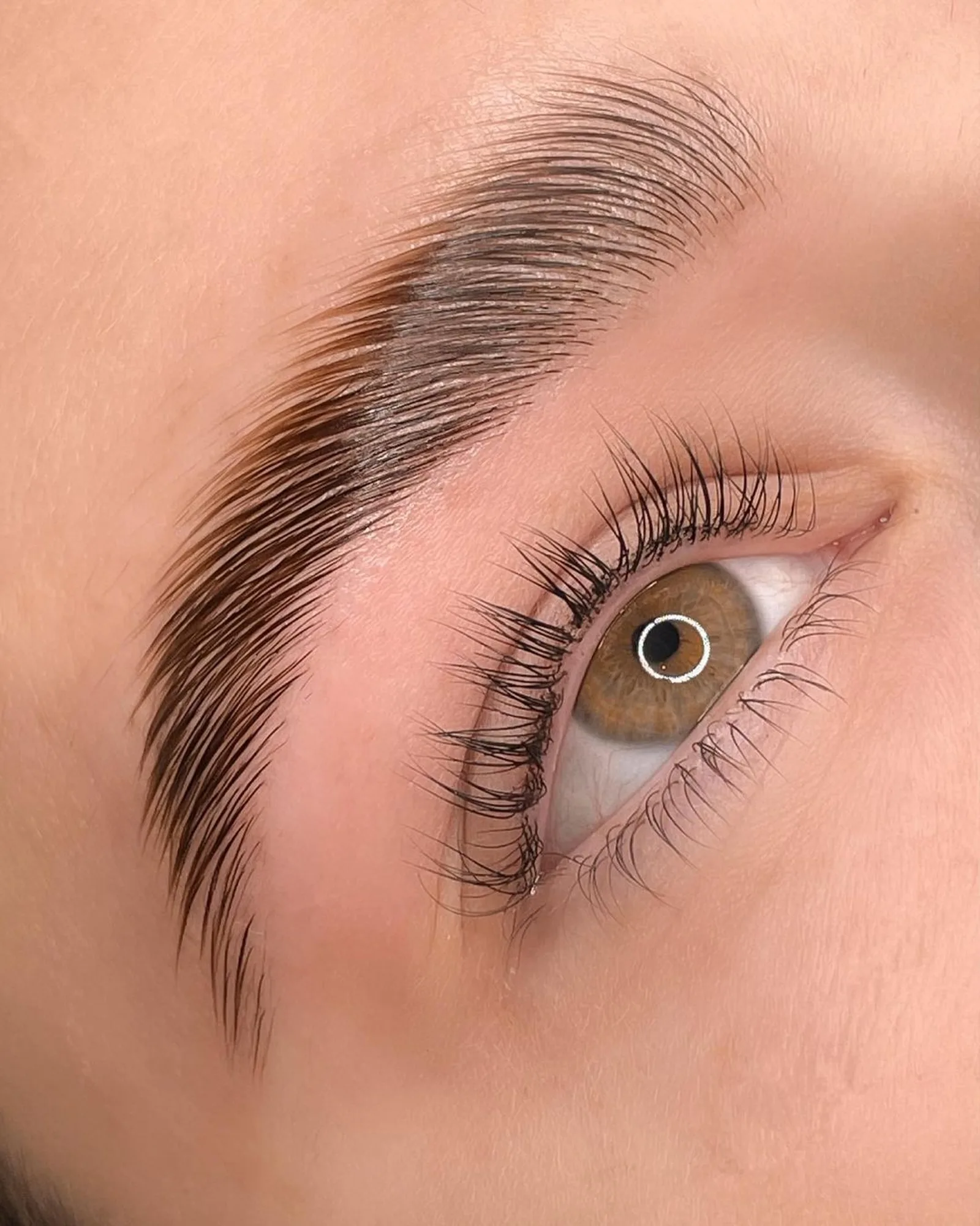 Brow lamination met tint